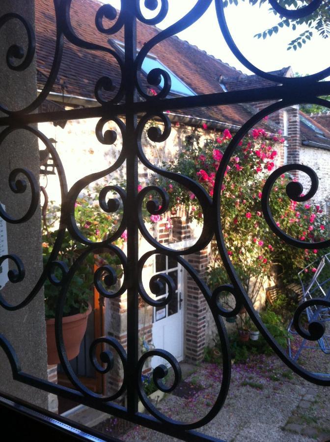 Bed and Breakfast Les 3 Roses Villeneuve-sur-Yonne Zewnętrze zdjęcie